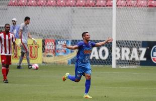 Embalado pela goleada sobre o Sport no clssico, o Nutico enfrentou o Vitria, neste domingo, na Arena de Pernambuco