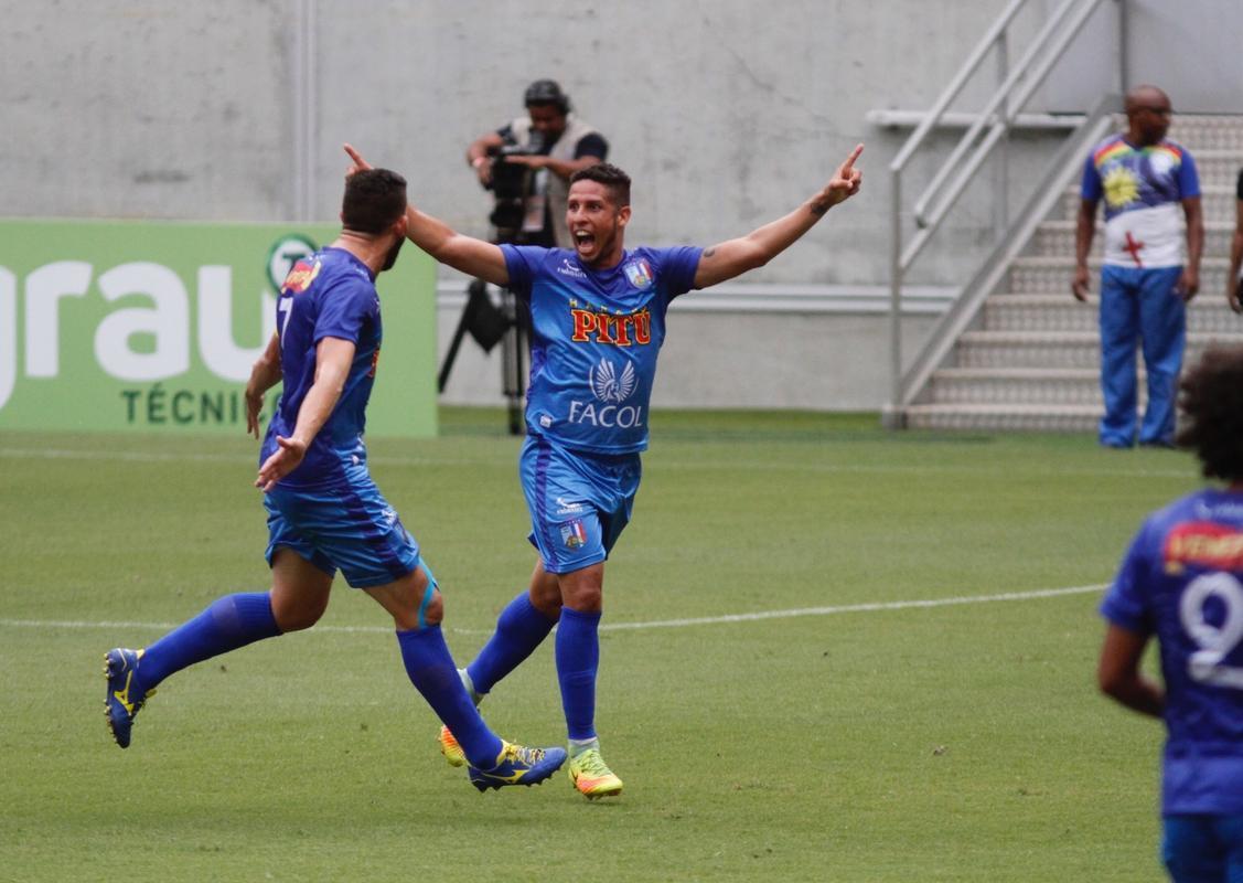 Embalado pela goleada sobre o Sport no clssico, o Nutico enfrentou o Vitria, neste domingo, na Arena de Pernambuco