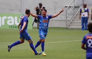 Embalado pela goleada sobre o Sport no clssico, o Nutico enfrentou o Vitria, neste domingo, na Arena de Pernambuco