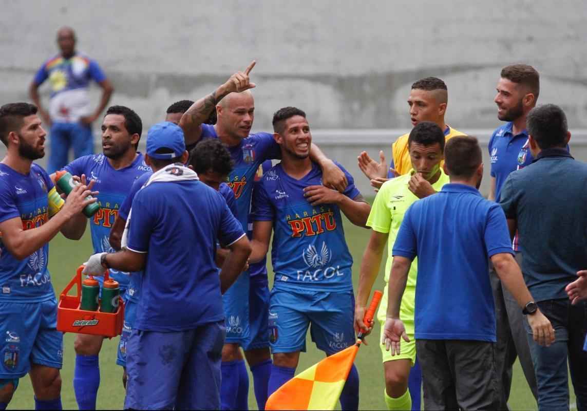 Embalado pela goleada sobre o Sport no clssico, o Nutico enfrentou o Vitria, neste domingo, na Arena de Pernambuco