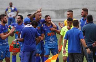 Embalado pela goleada sobre o Sport no clssico, o Nutico enfrentou o Vitria, neste domingo, na Arena de Pernambuco