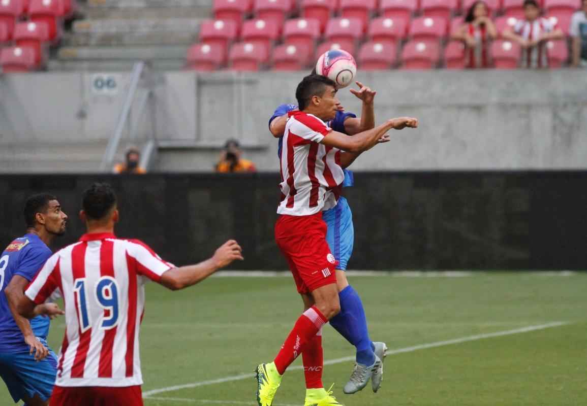 Embalado pela goleada sobre o Sport no clssico, o Nutico enfrentou o Vitria, neste domingo, na Arena de Pernambuco