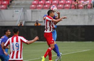 Embalado pela goleada sobre o Sport no clssico, o Nutico enfrentou o Vitria, neste domingo, na Arena de Pernambuco