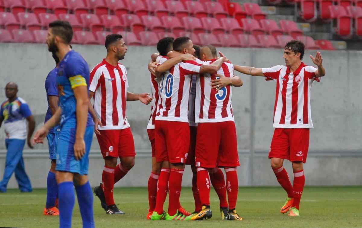 Embalado pela goleada sobre o Sport no clssico, o Nutico enfrentou o Vitria, neste domingo, na Arena de Pernambuco