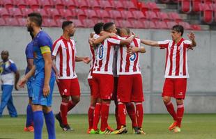 Embalado pela goleada sobre o Sport no clssico, o Nutico enfrentou o Vitria, neste domingo, na Arena de Pernambuco