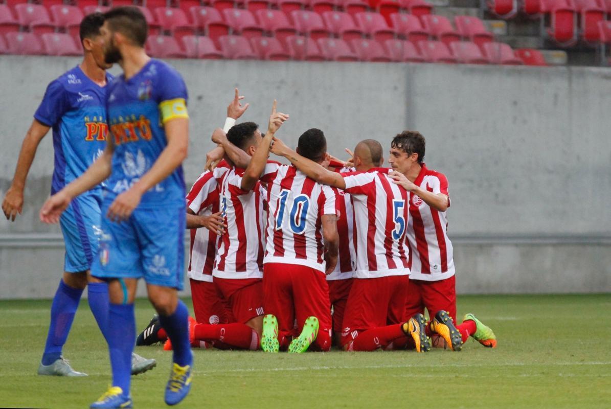 Embalado pela goleada sobre o Sport no clssico, o Nutico enfrentou o Vitria, neste domingo, na Arena de Pernambuco