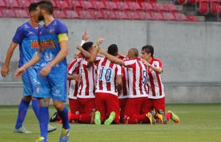 Embalado pela goleada sobre o Sport no clssico, o Nutico enfrentou o Vitria, neste domingo, na Arena de Pernambuco