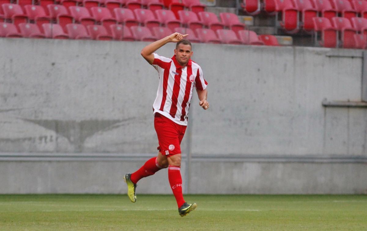 Embalado pela goleada sobre o Sport no clssico, o Nutico enfrentou o Vitria, neste domingo, na Arena de Pernambuco