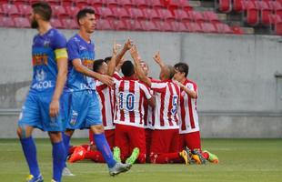 Embalado pela goleada sobre o Sport no clssico, o Nutico enfrentou o Vitria, neste domingo, na Arena de Pernambuco