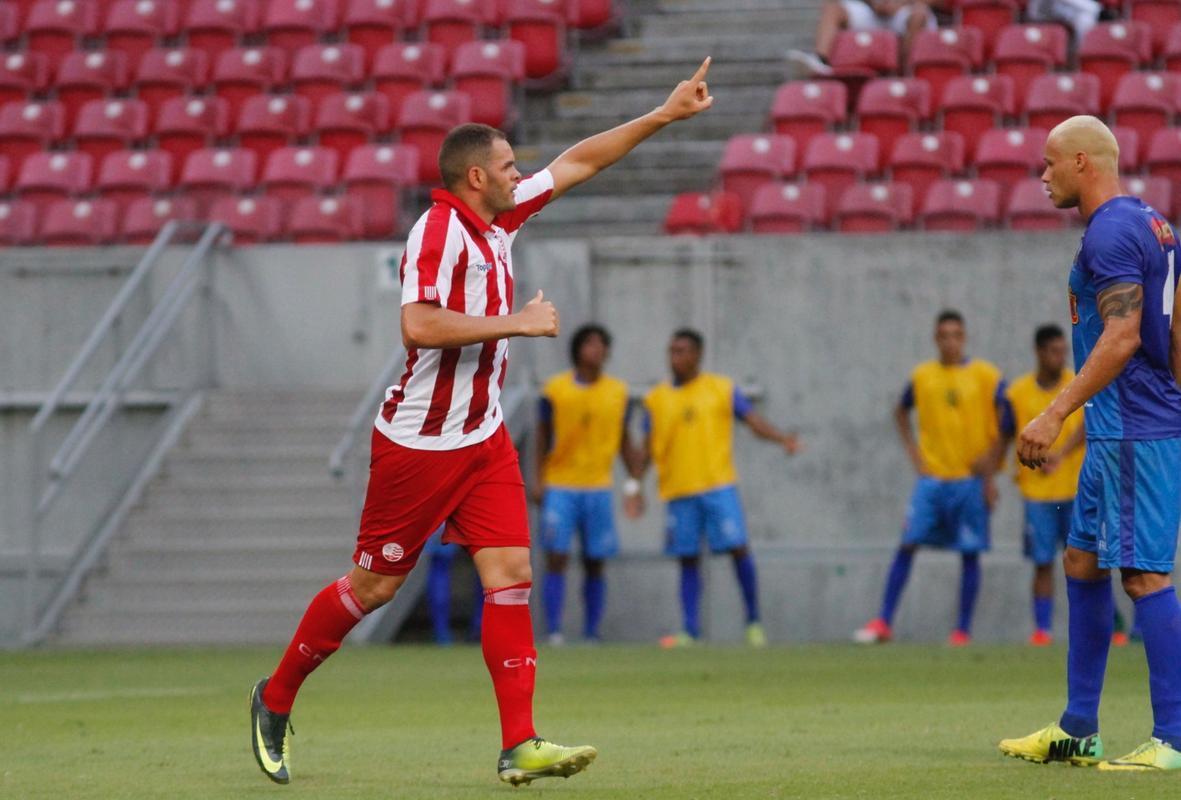 Embalado pela goleada sobre o Sport no clssico, o Nutico enfrentou o Vitria, neste domingo, na Arena de Pernambuco