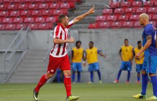 Embalado pela goleada sobre o Sport no clssico, o Nutico enfrentou o Vitria, neste domingo, na Arena de Pernambuco