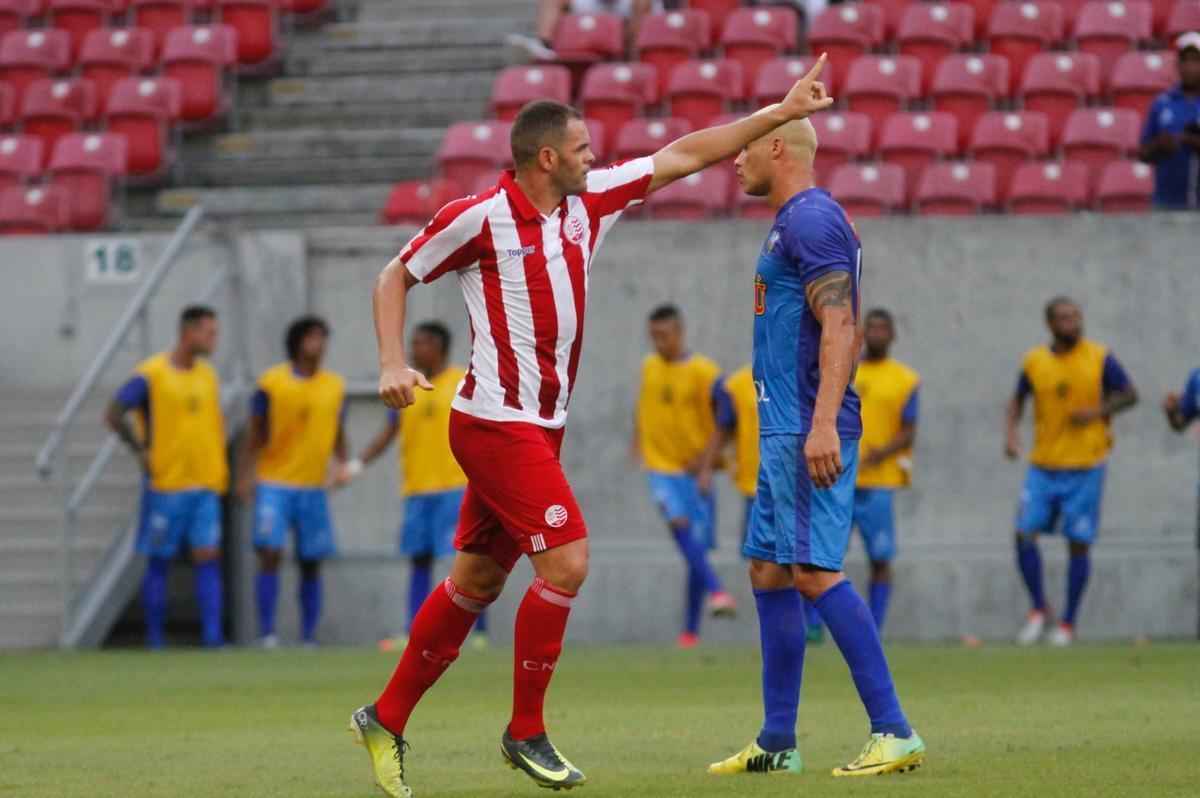 Embalado pela goleada sobre o Sport no clssico, o Nutico enfrentou o Vitria, neste domingo, na Arena de Pernambuco