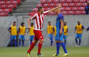 Embalado pela goleada sobre o Sport no clssico, o Nutico enfrentou o Vitria, neste domingo, na Arena de Pernambuco