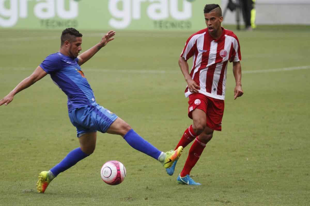 Embalado pela goleada sobre o Sport no clssico, o Nutico enfrentou o Vitria, neste domingo, na Arena de Pernambuco