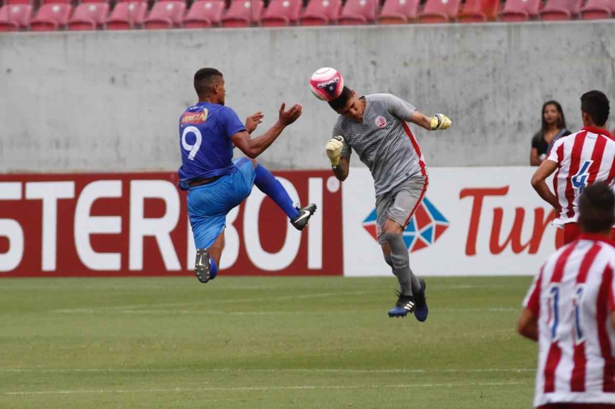 Embalado pela goleada sobre o Sport no clssico, o Nutico enfrentou o Vitria, neste domingo, na Arena de Pernambuco
