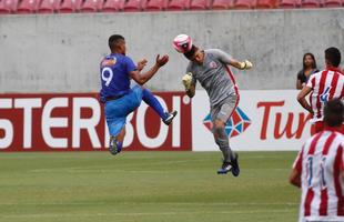 Embalado pela goleada sobre o Sport no clssico, o Nutico enfrentou o Vitria, neste domingo, na Arena de Pernambuco