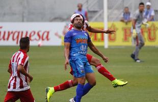 Embalado pela goleada sobre o Sport no clssico, o Nutico enfrentou o Vitria, neste domingo, na Arena de Pernambuco