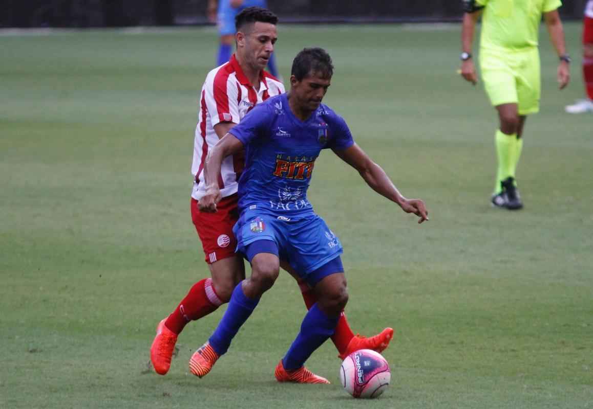 Embalado pela goleada sobre o Sport no clssico, o Nutico enfrentou o Vitria, neste domingo, na Arena de Pernambuco