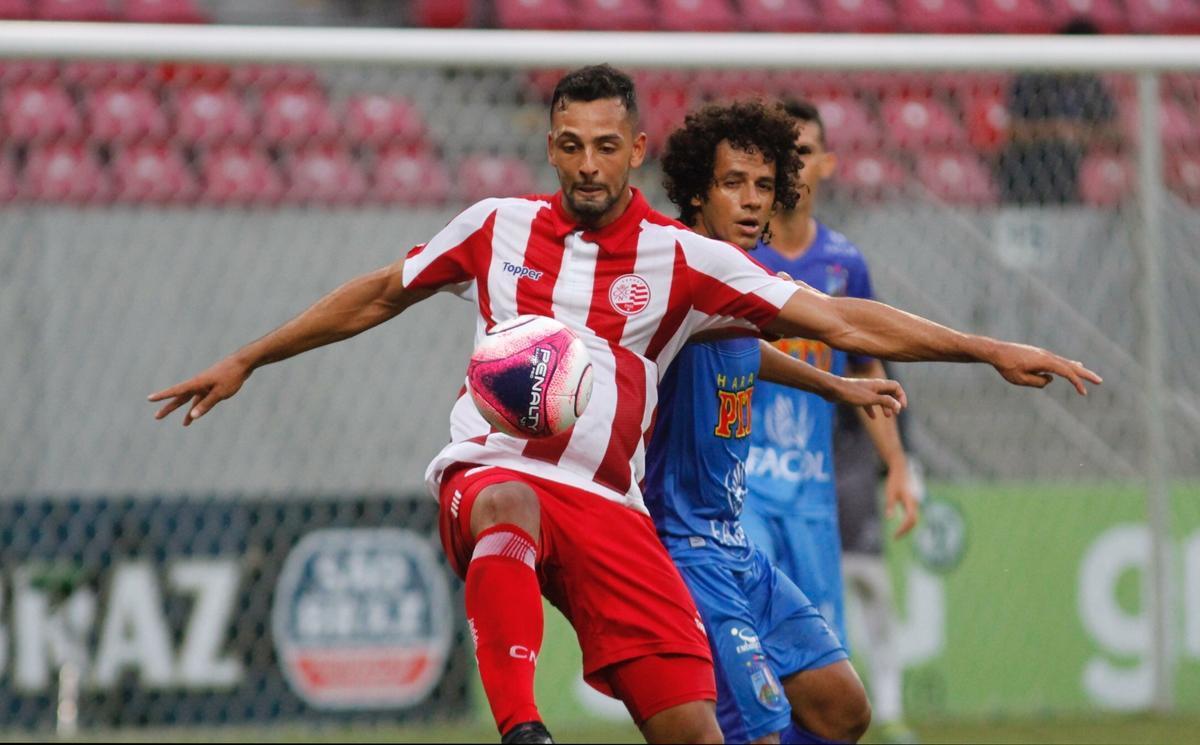 Embalado pela goleada sobre o Sport no clssico, o Nutico enfrentou o Vitria, neste domingo, na Arena de Pernambuco