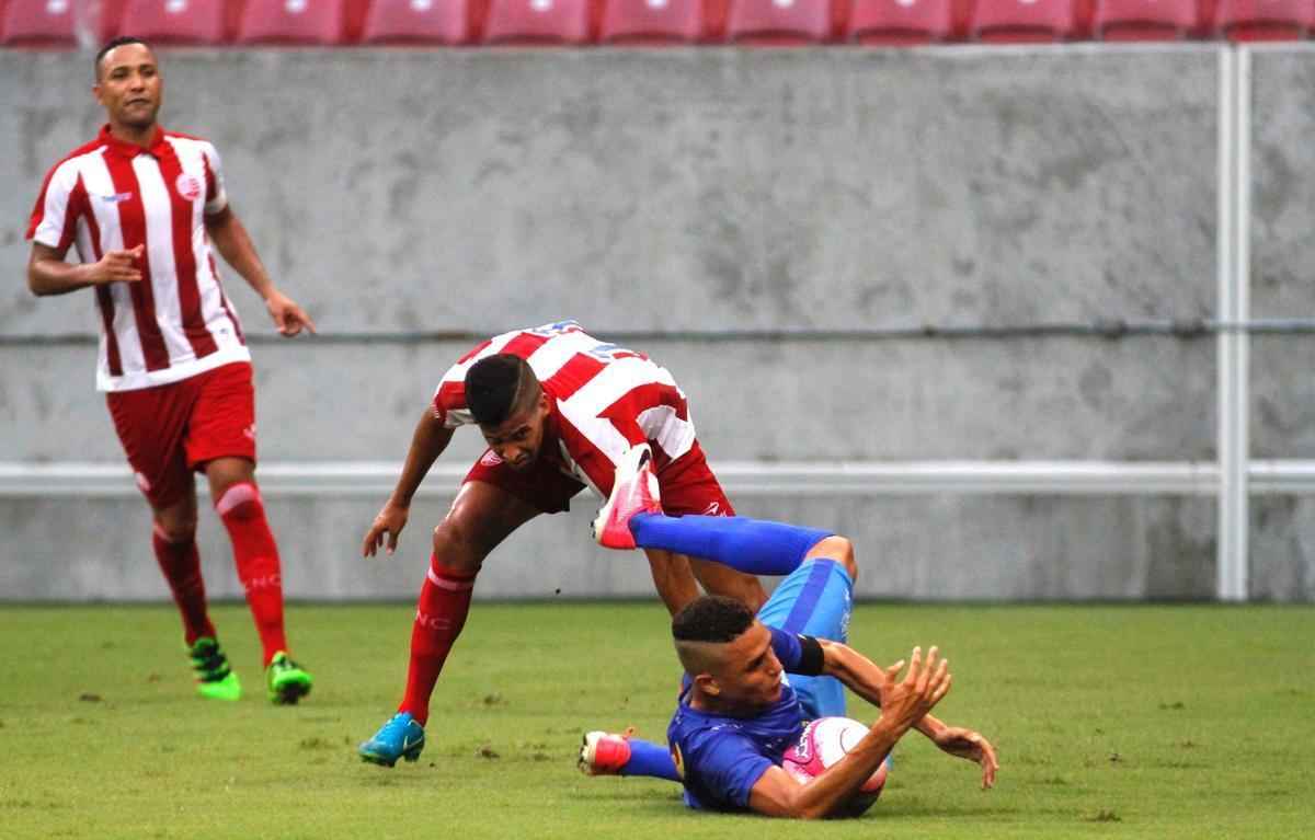 Embalado pela goleada sobre o Sport no clssico, o Nutico enfrentou o Vitria, neste domingo, na Arena de Pernambuco