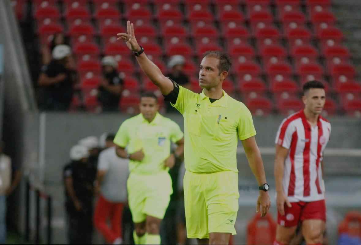 Embalado pela goleada sobre o Sport no clssico, o Nutico enfrentou o Vitria, neste domingo, na Arena de Pernambuco
