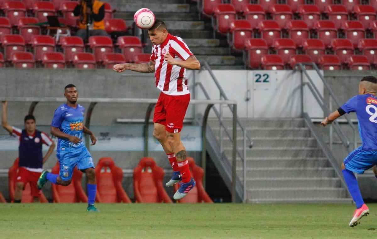 Embalado pela goleada sobre o Sport no clssico, o Nutico enfrentou o Vitria, neste domingo, na Arena de Pernambuco