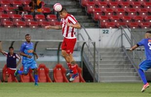 Embalado pela goleada sobre o Sport no clssico, o Nutico enfrentou o Vitria, neste domingo, na Arena de Pernambuco