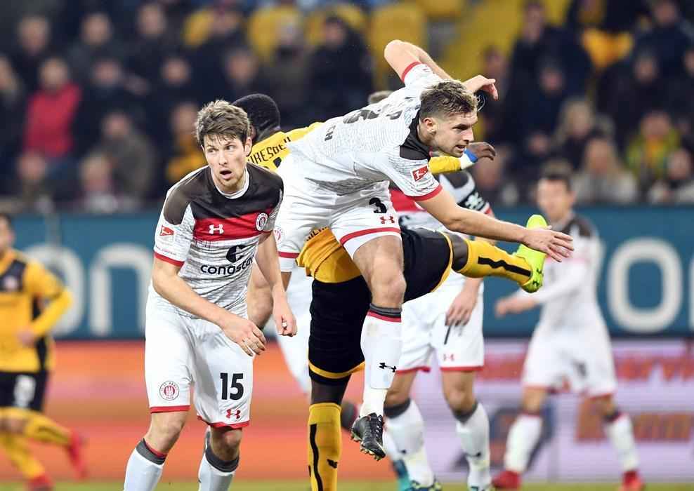 Desde 2016, a Under Armour est patrocinando os uniformes do clube alemo St. Pauli. Camisas oficiais, camisas de treino e jaquetas esto entre os produtos vendidos. Os valores so de R$ 249,90, R$ 199,90 e R$ 449,90, respectivamente