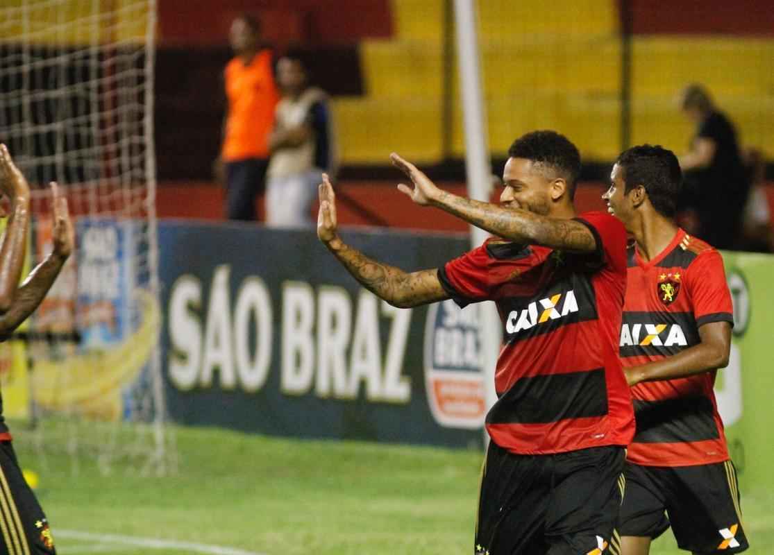 Precisando do resultado, o Sport partiu para cima do Pesqueira e abriu o placar logo cedo, aos 7 minutos com Andr. Equipe do interior esboou reao, mas s conseguiu acertar a trave de Magro, em um chute de Grafite na primeira etapa.