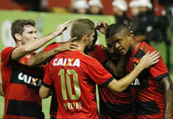 Precisando do resultado, o Sport partiu para cima do Pesqueira e abriu o placar logo cedo, aos 7 minutos com Andr. Equipe do interior esboou reao, mas s conseguiu acertar a trave de Magro, em um chute de Grafite na primeira etapa.