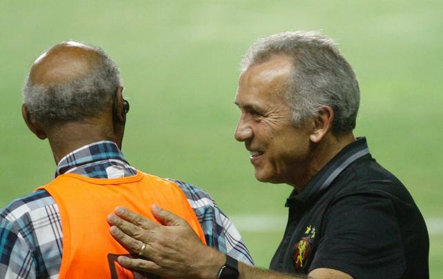 Precisando do resultado, o Sport partiu para cima do Pesqueira e abriu o placar logo cedo, aos 7 minutos com Andr. Equipe do interior esboou reao, mas s conseguiu acertar a trave de Magro, em um chute de Grafite na primeira etapa.