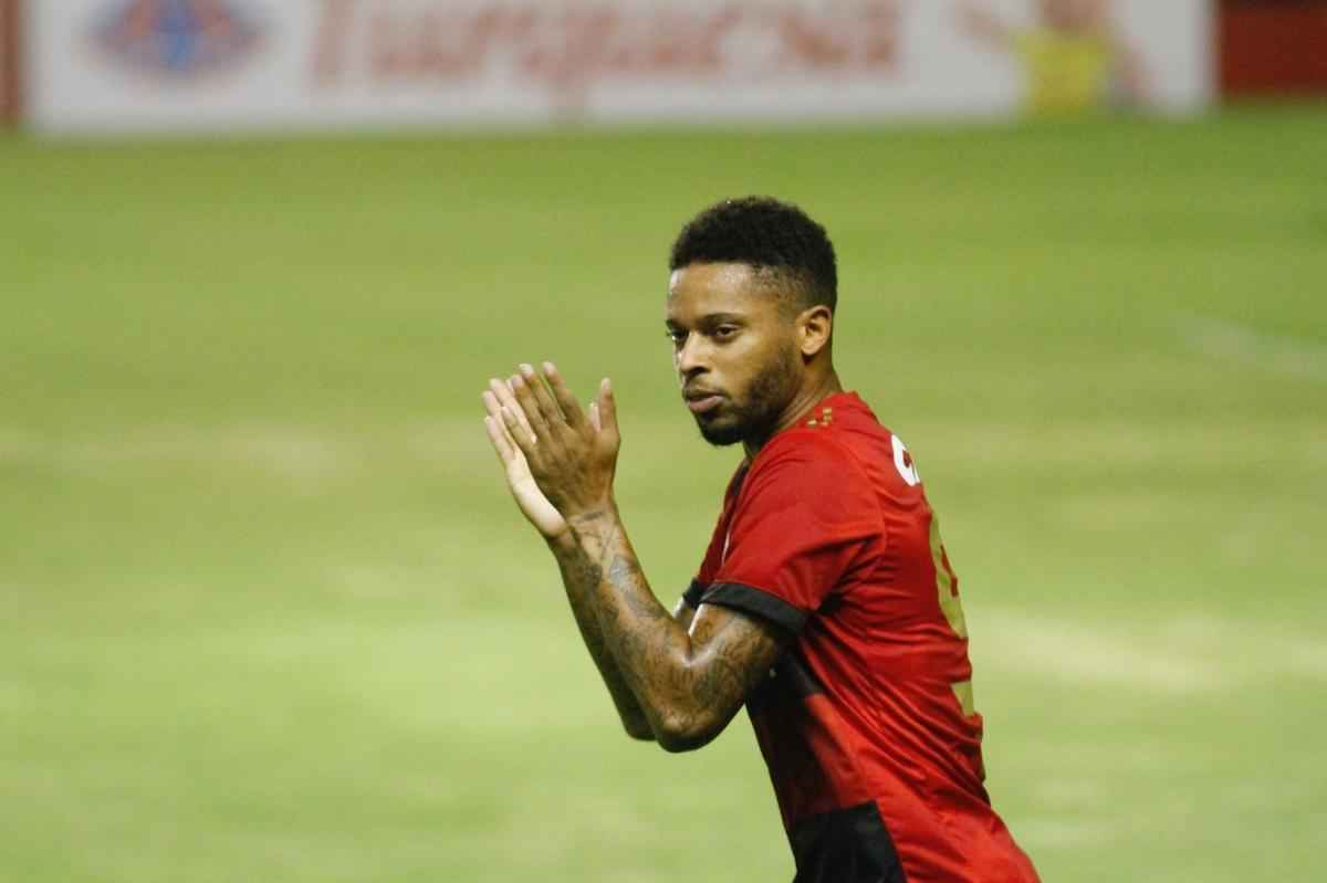 Precisando do resultado, o Sport partiu para cima do Pesqueira e abriu o placar logo cedo, aos 7 minutos com Andr. Equipe do interior esboou reao, mas s conseguiu acertar a trave de Magro, em um chute de Grafite na primeira etapa.