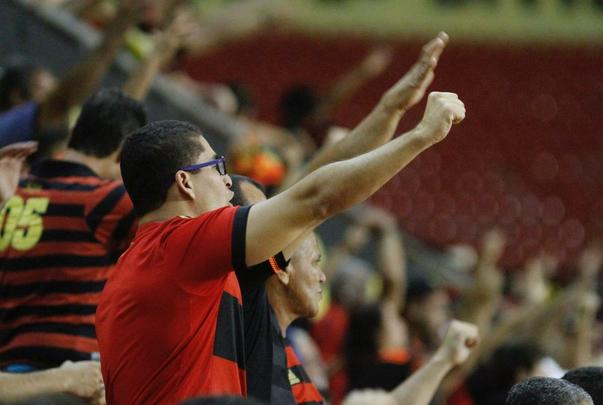 Precisando do resultado, o Sport partiu para cima do Pesqueira e abriu o placar logo cedo, aos 7 minutos com Andr. Equipe do interior esboou reao, mas s conseguiu acertar a trave de Magro, em um chute de Grafite na primeira etapa.