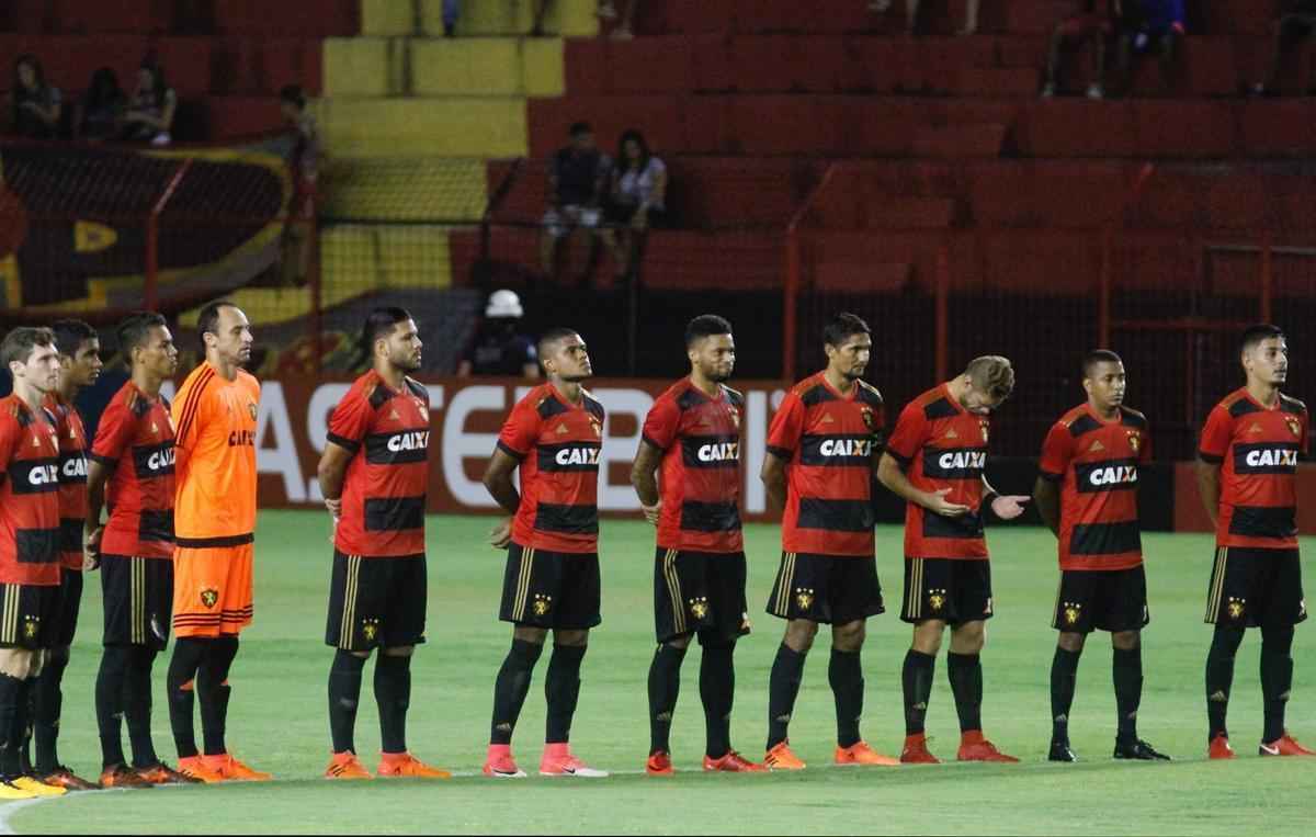 Precisando do resultado, o Sport partiu para cima do Pesqueira e abriu o placar logo cedo, aos 7 minutos com Andr. Equipe do interior esboou reao, mas s conseguiu acertar a trave de Magro, em um chute de Grafite na primeira etapa.