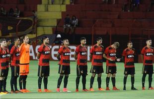 Precisando do resultado, o Sport partiu para cima do Pesqueira e abriu o placar logo cedo, aos 7 minutos com Andr. Equipe do interior esboou reao, mas s conseguiu acertar a trave de Magro, em um chute de Grafite na primeira etapa.