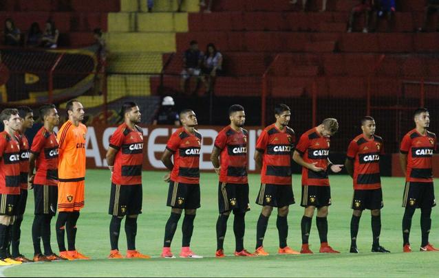 Precisando do resultado, o Sport partiu para cima do Pesqueira e abriu o placar logo cedo, aos 7 minutos com Andr. Equipe do interior esboou reao, mas s conseguiu acertar a trave de Magro, em um chute de Grafite na primeira etapa.