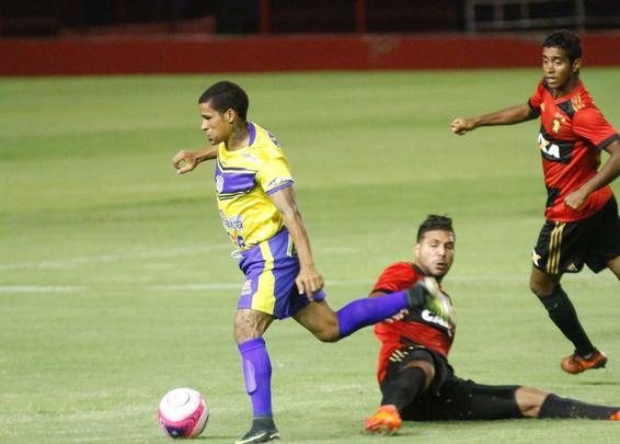 Precisando do resultado, o Sport partiu para cima do Pesqueira e abriu o placar logo cedo, aos 7 minutos com Andr. Equipe do interior esboou reao, mas s conseguiu acertar a trave de Magro, em um chute de Grafite na primeira etapa.