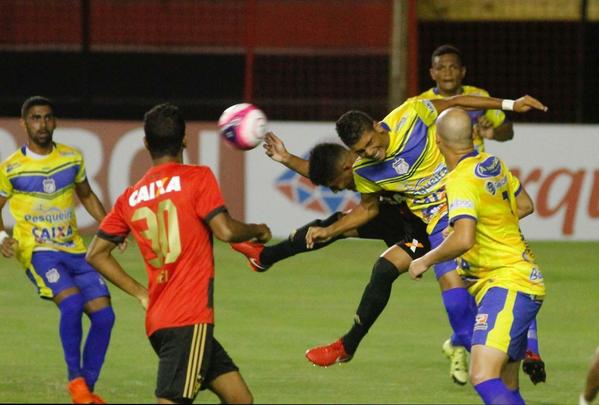 Precisando do resultado, o Sport partiu para cima do Pesqueira e abriu o placar logo cedo, aos 7 minutos com Andr. Equipe do interior esboou reao, mas s conseguiu acertar a trave de Magro, em um chute de Grafite na primeira etapa.