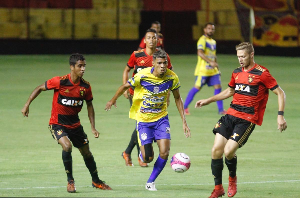 Precisando do resultado, o Sport partiu para cima do Pesqueira e abriu o placar logo cedo, aos 7 minutos com Andr. Equipe do interior esboou reao, mas s conseguiu acertar a trave de Magro, em um chute de Grafite na primeira etapa.