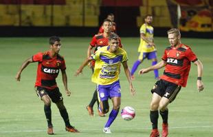 Precisando do resultado, o Sport partiu para cima do Pesqueira e abriu o placar logo cedo, aos 7 minutos com Andr. Equipe do interior esboou reao, mas s conseguiu acertar a trave de Magro, em um chute de Grafite na primeira etapa.