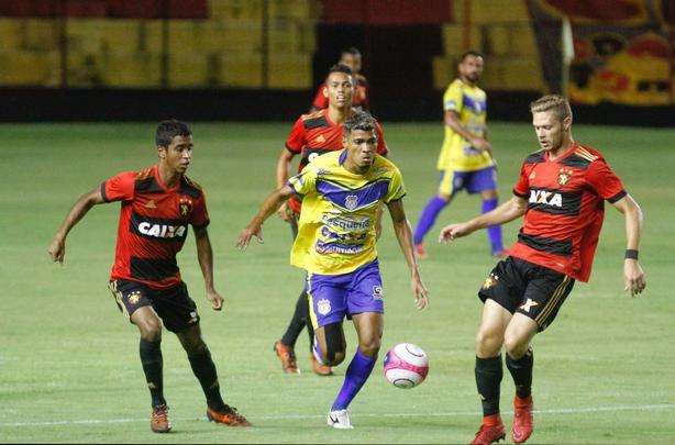 Precisando do resultado, o Sport partiu para cima do Pesqueira e abriu o placar logo cedo, aos 7 minutos com Andr. Equipe do interior esboou reao, mas s conseguiu acertar a trave de Magro, em um chute de Grafite na primeira etapa.
