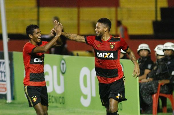 Precisando do resultado, o Sport partiu para cima do Pesqueira e abriu o placar logo cedo, aos 7 minutos com Andr. Equipe do interior esboou reao, mas s conseguiu acertar a trave de Magro, em um chute de Grafite na primeira etapa.