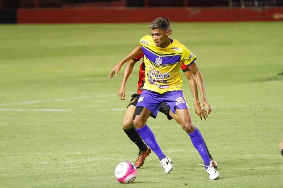 Precisando do resultado, o Sport partiu para cima do Pesqueira e abriu o placar logo cedo, aos 7 minutos com Andr. Equipe do interior esboou reao, mas s conseguiu acertar a trave de Magro, em um chute de Grafite na primeira etapa.