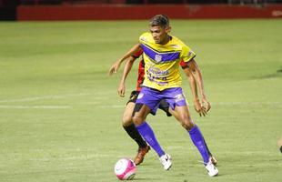 Precisando do resultado, o Sport partiu para cima do Pesqueira e abriu o placar logo cedo, aos 7 minutos com Andr. Equipe do interior esboou reao, mas s conseguiu acertar a trave de Magro, em um chute de Grafite na primeira etapa.