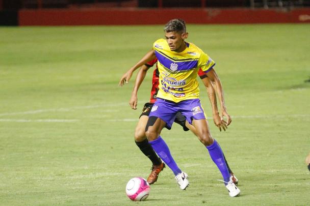 Precisando do resultado, o Sport partiu para cima do Pesqueira e abriu o placar logo cedo, aos 7 minutos com Andr. Equipe do interior esboou reao, mas s conseguiu acertar a trave de Magro, em um chute de Grafite na primeira etapa.