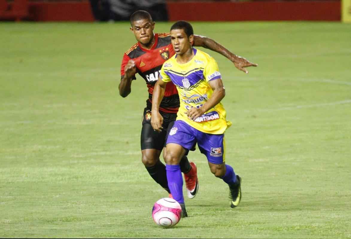 Precisando do resultado, o Sport partiu para cima do Pesqueira e abriu o placar logo cedo, aos 7 minutos com Andr. Equipe do interior esboou reao, mas s conseguiu acertar a trave de Magro, em um chute de Grafite na primeira etapa.