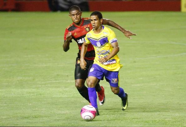 Precisando do resultado, o Sport partiu para cima do Pesqueira e abriu o placar logo cedo, aos 7 minutos com Andr. Equipe do interior esboou reao, mas s conseguiu acertar a trave de Magro, em um chute de Grafite na primeira etapa.