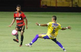 Precisando do resultado, o Sport partiu para cima do Pesqueira e abriu o placar logo cedo, aos 7 minutos com Andr. Equipe do interior esboou reao, mas s conseguiu acertar a trave de Magro, em um chute de Grafite na primeira etapa.