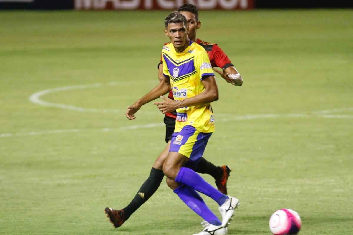 Precisando do resultado, o Sport partiu para cima do Pesqueira e abriu o placar logo cedo, aos 7 minutos com Andr. Equipe do interior esboou reao, mas s conseguiu acertar a trave de Magro, em um chute de Grafite na primeira etapa.