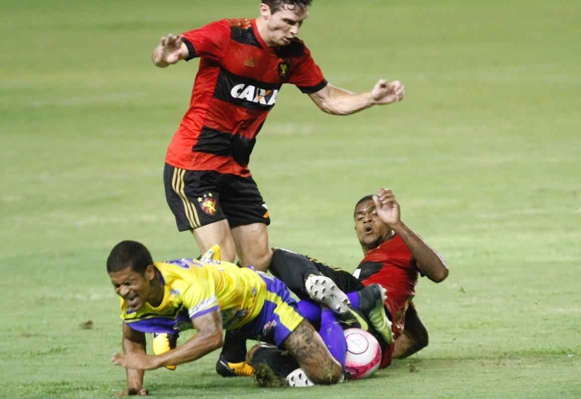 Precisando do resultado, o Sport partiu para cima do Pesqueira e abriu o placar logo cedo, aos 7 minutos com Andr. Equipe do interior esboou reao, mas s conseguiu acertar a trave de Magro, em um chute de Grafite na primeira etapa.